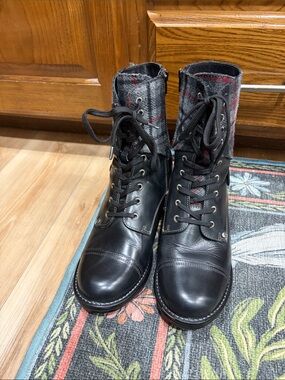 Taos Footwear Crave Black Lace-Up Leather Ankle Boots with Plaid Cuff